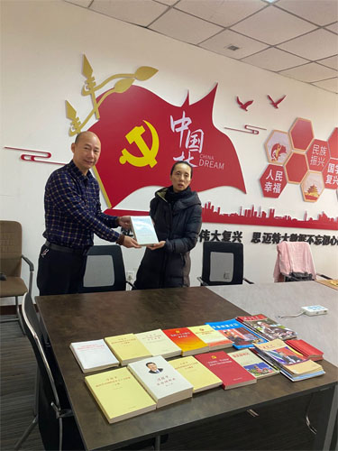 社區黨委書記送書